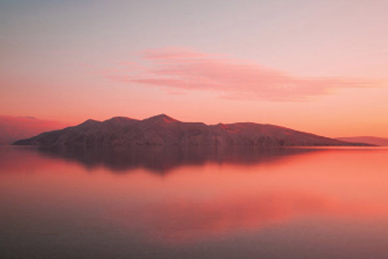 Romantično jedrenje u suton